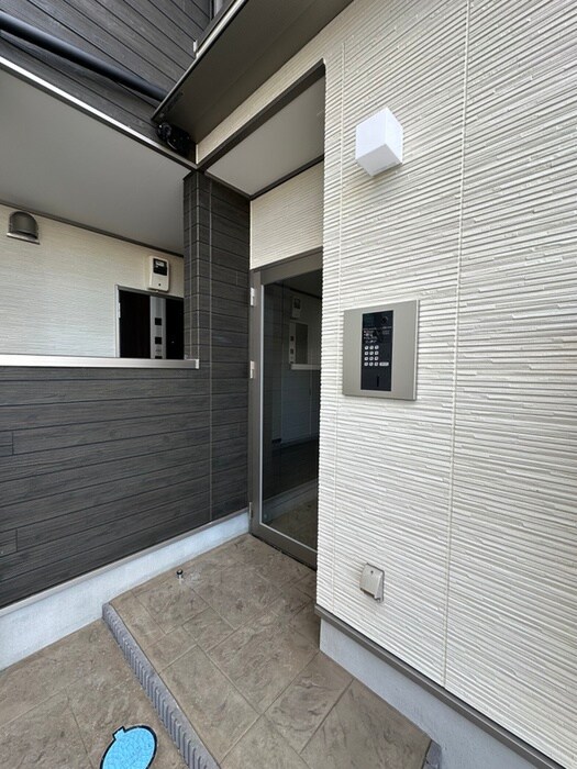 物件外観写真2　(エントランス部分)