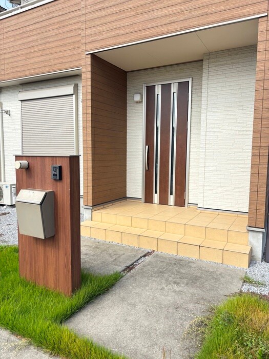 物件外観写真2　(エントランス部分)