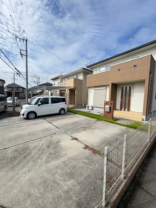 物件外観写真3　(駐車場)