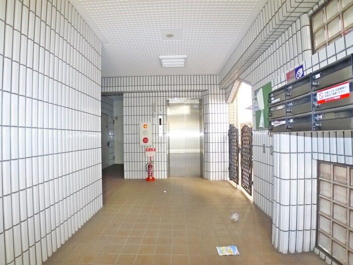 物件外観写真4　(エントランス部分)