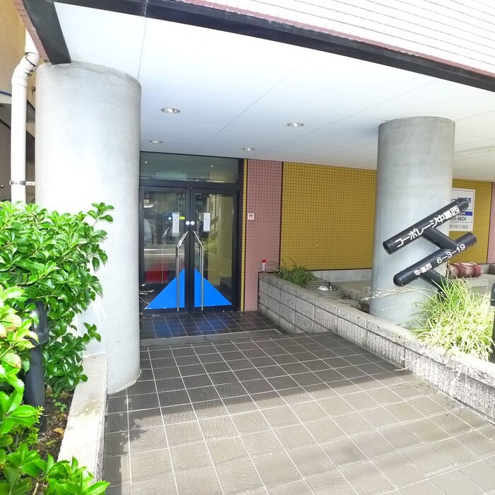 物件外観写真2　(エントランス部分)