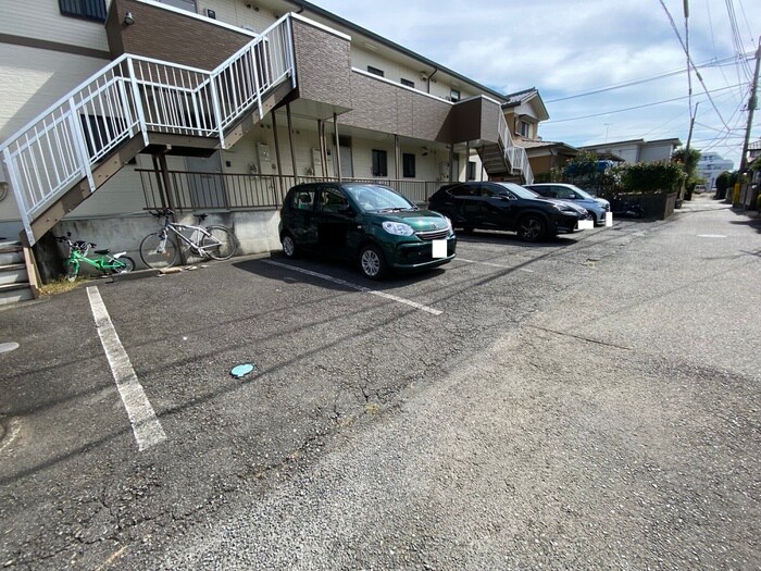 物件外観写真3　(駐車場)