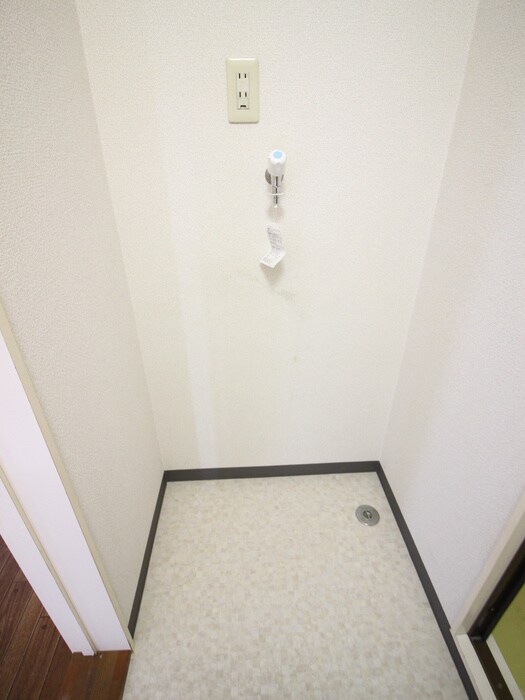 物件内観写真10　(洗濯機置場)