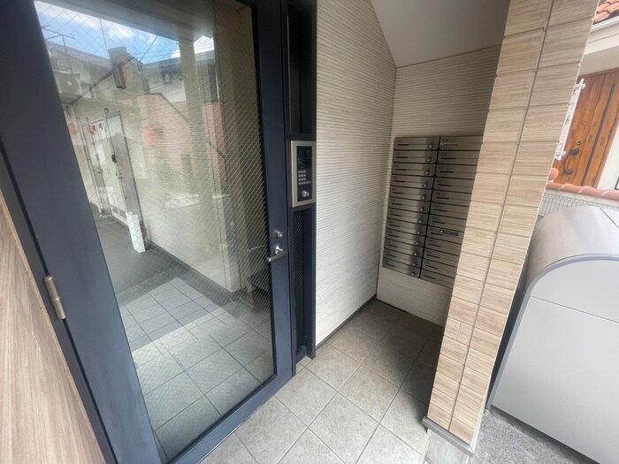 物件外観写真2　(エントランス部分)