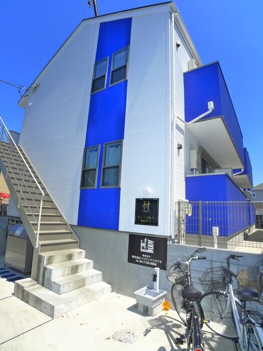 物件外観写真2　(エントランス部分)