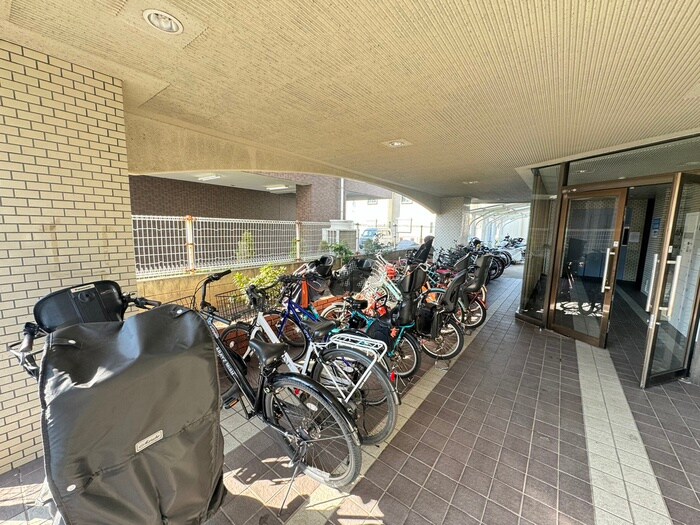 物件外観写真4　(駐輪場)