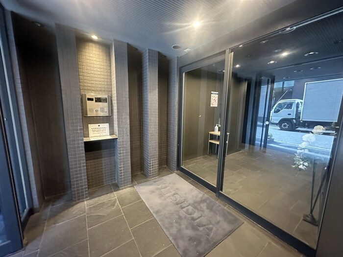 物件外観写真2　(エントランス部分)