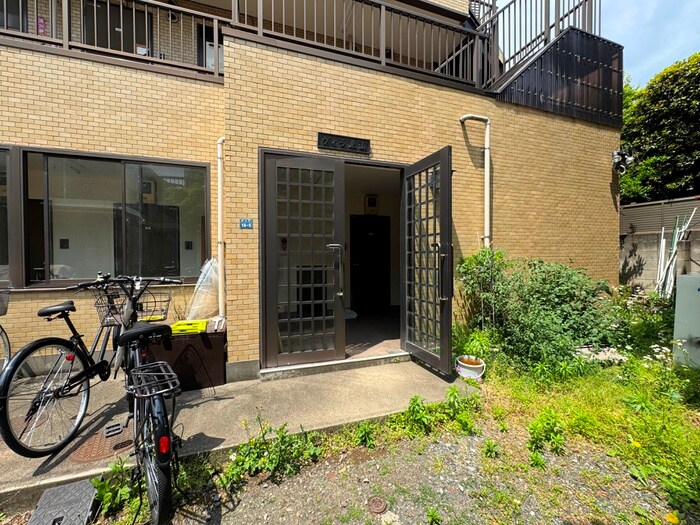 物件外観写真3　(エントランス部分)