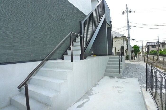 物件外観写真3　(エントランス部分)