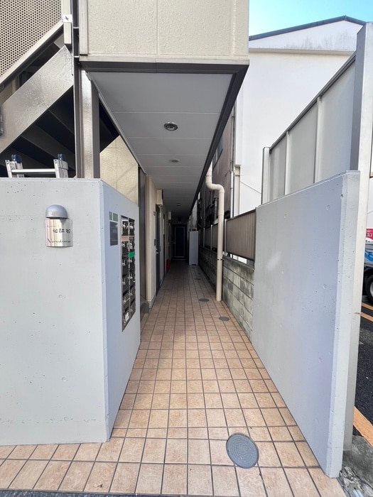 物件外観写真6　(エントランス部分)