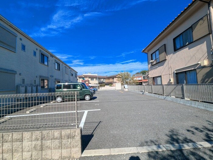 物件外観写真3　(駐車場)