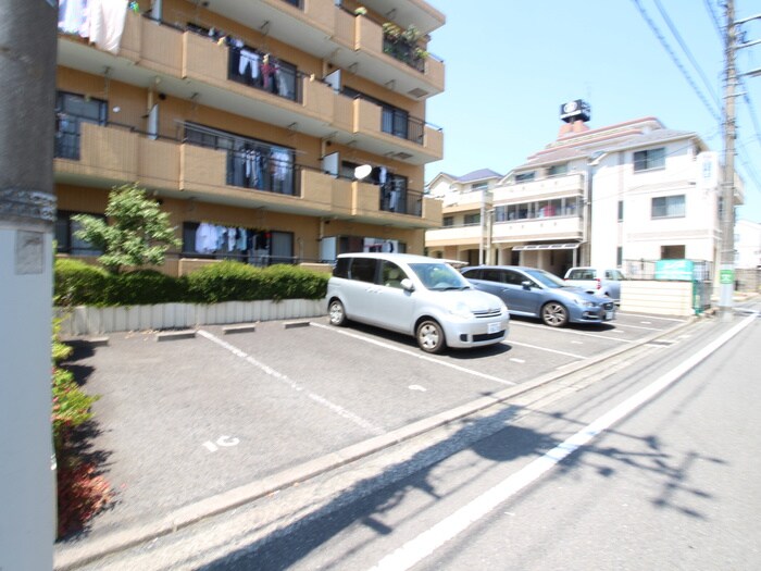 物件外観写真2　(駐車場)