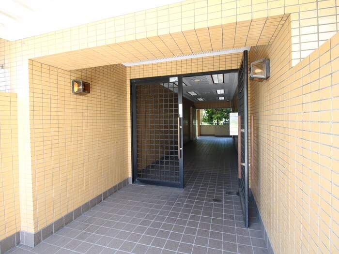 物件外観写真4　(エントランス部分)