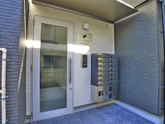 物件外観写真2　(エントランス部分)