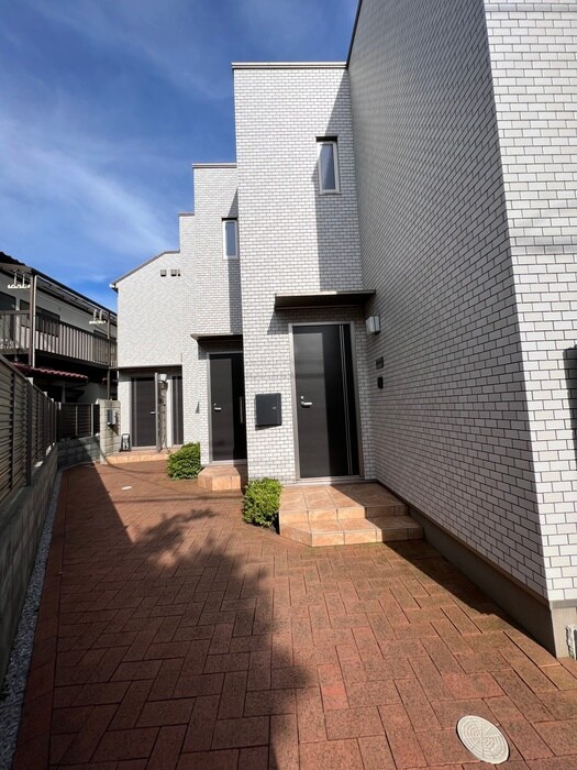 物件外観写真4　(エントランス部分)