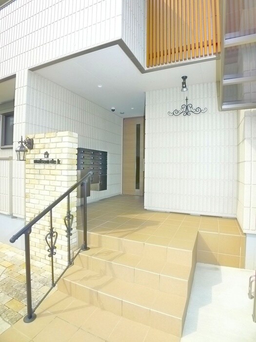 物件外観写真6　(エントランス部分)