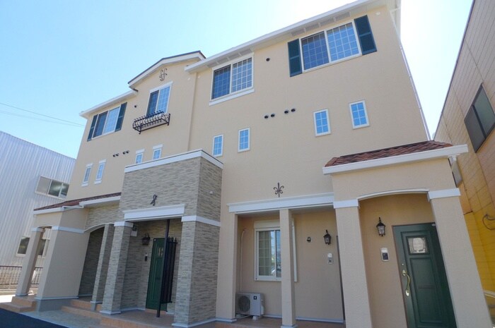 物件外観写真1　(エントランス部分)