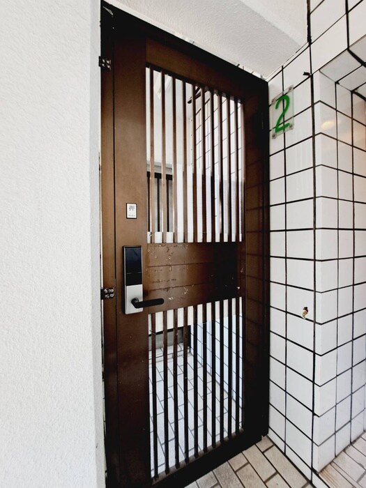 物件外観写真3　(エントランス部分)