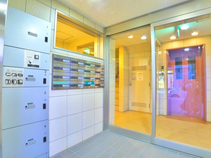 物件外観写真3　(エントランス部分)