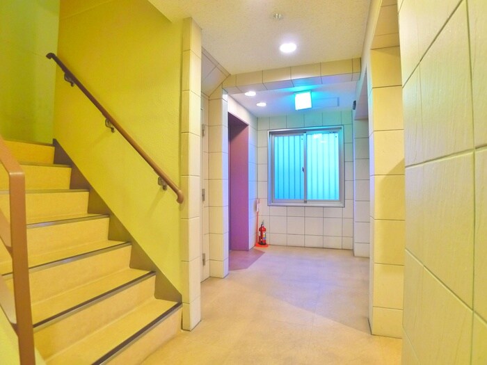 物件外観写真5　(エントランス部分)