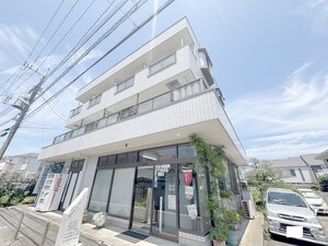 サロン・ド・ニス外観写真