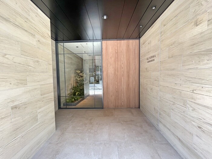 物件外観写真2　(エントランス部分)