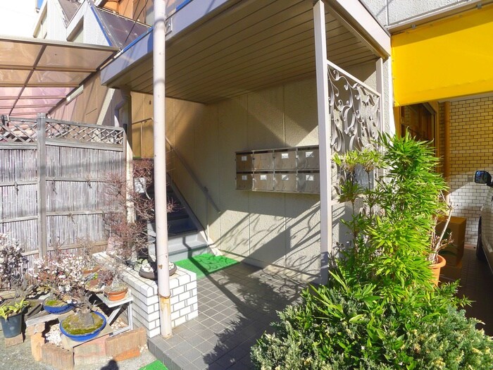 物件外観写真3　(エントランス部分)