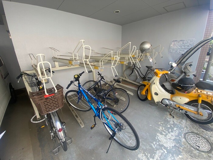 物件外観写真4　(駐輪場)