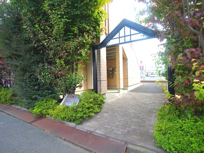 物件外観写真3　(エントランス部分)