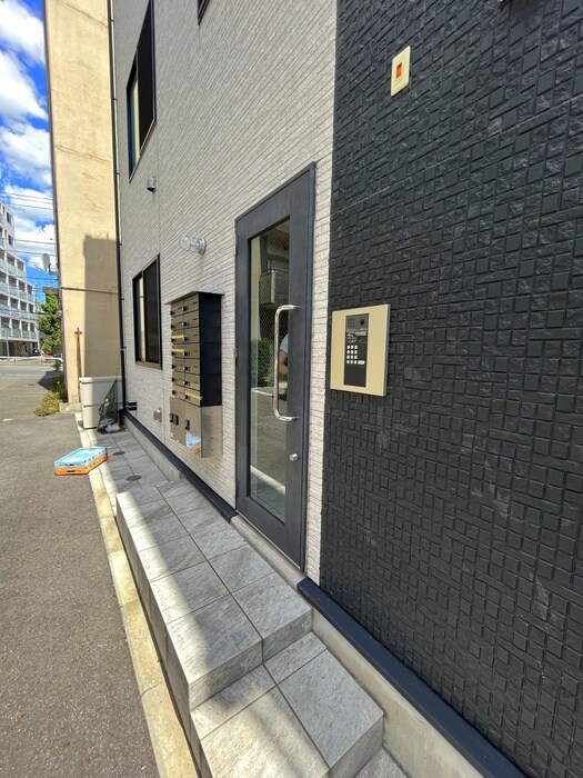 物件外観写真2　(エントランス部分)