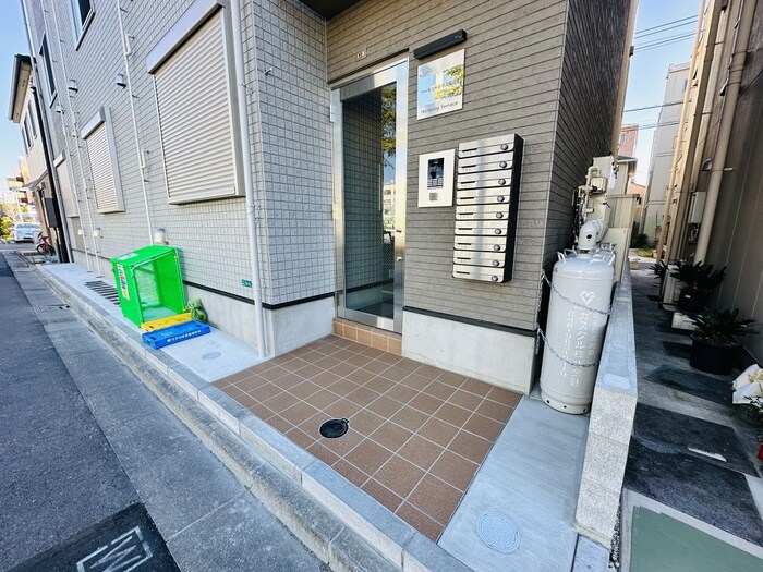 物件外観写真6　(エントランス部分)