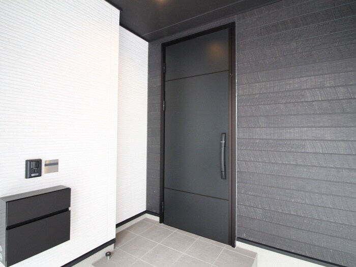 物件外観写真2　(エントランス部分)