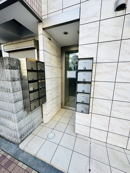 物件外観写真2　(エントランス部分)