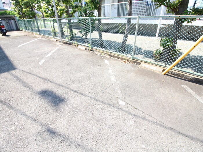 物件外観写真4　(駐車場)