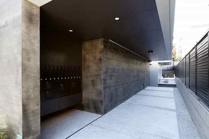 物件外観写真2　(エントランス部分)