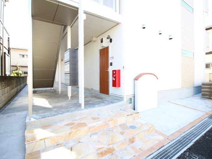 物件外観写真2　(エントランス部分)