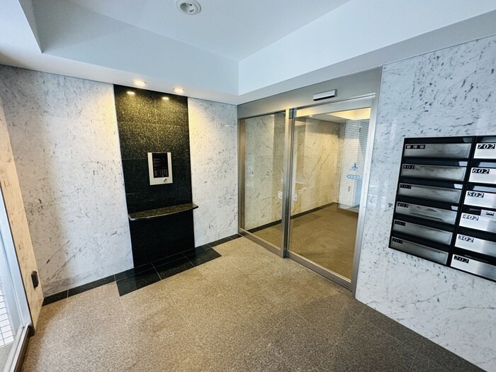 物件外観写真3　(エントランス部分)