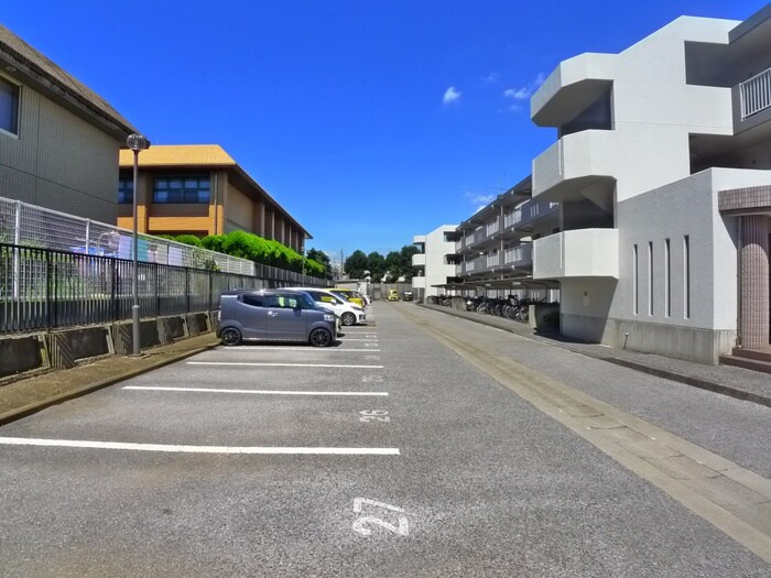 物件外観写真3　(駐車場)