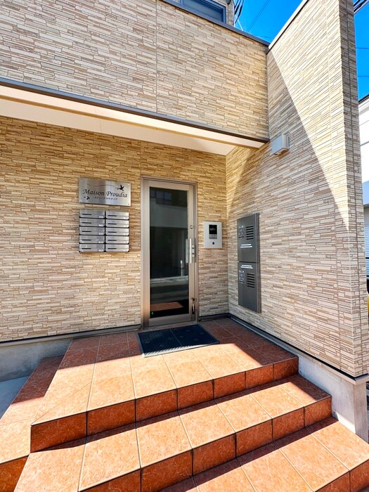 物件外観写真3　(エントランス部分)