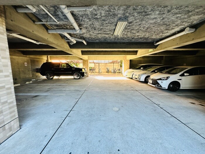 物件外観写真4　(駐車場)