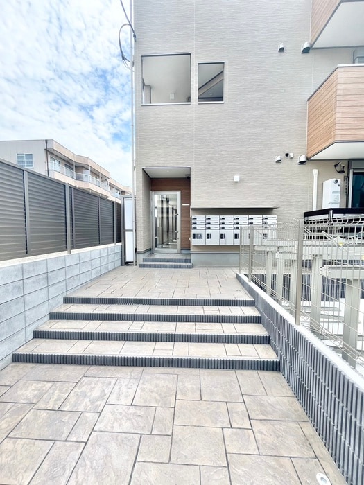 物件外観写真4　(エントランス部分)