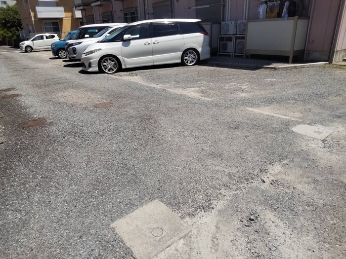 物件外観写真3　(駐車場)