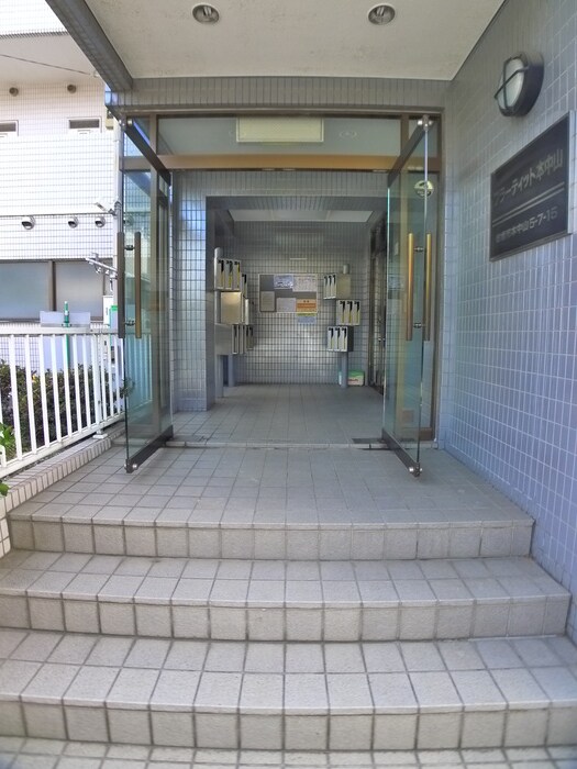 物件外観写真3　(エントランス部分)