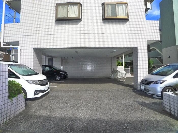 物件外観写真4　(駐車場)