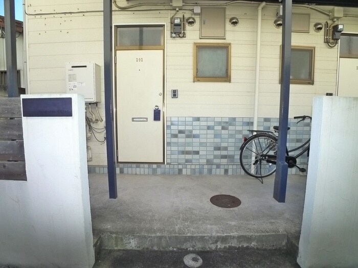 物件外観写真4　(エントランス部分)