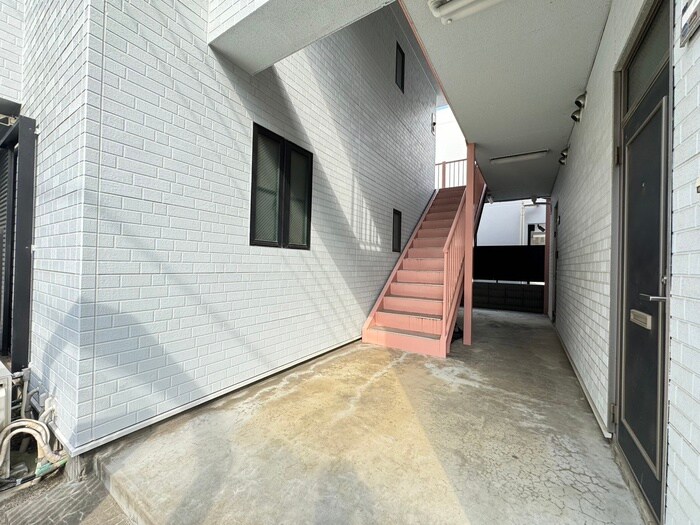 物件外観写真3　(エントランス部分)