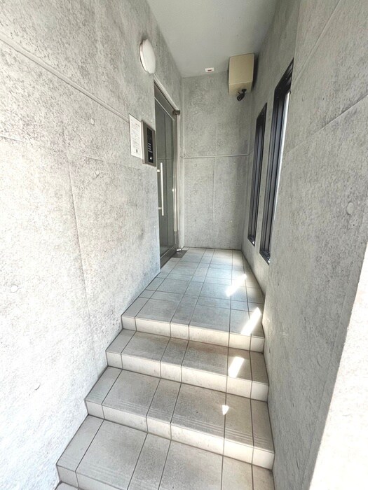 物件外観写真3　(エントランス部分)