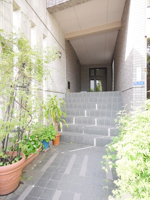 物件外観写真3　(エントランス部分)