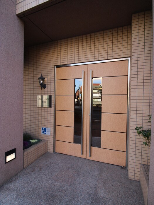 物件外観写真2　(エントランス部分)