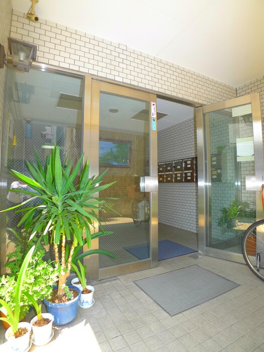 物件外観写真3　(エントランス部分)